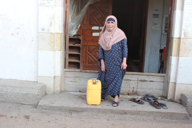  سيدة تملأ جركن مياه من مسجد