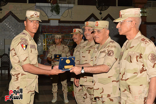  وزير الدفاع يكرم ابطال القوات المسلحة