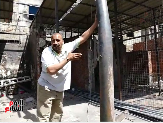 تاجر يشير إلى عامود كهرباء طالب التجار بإزالته