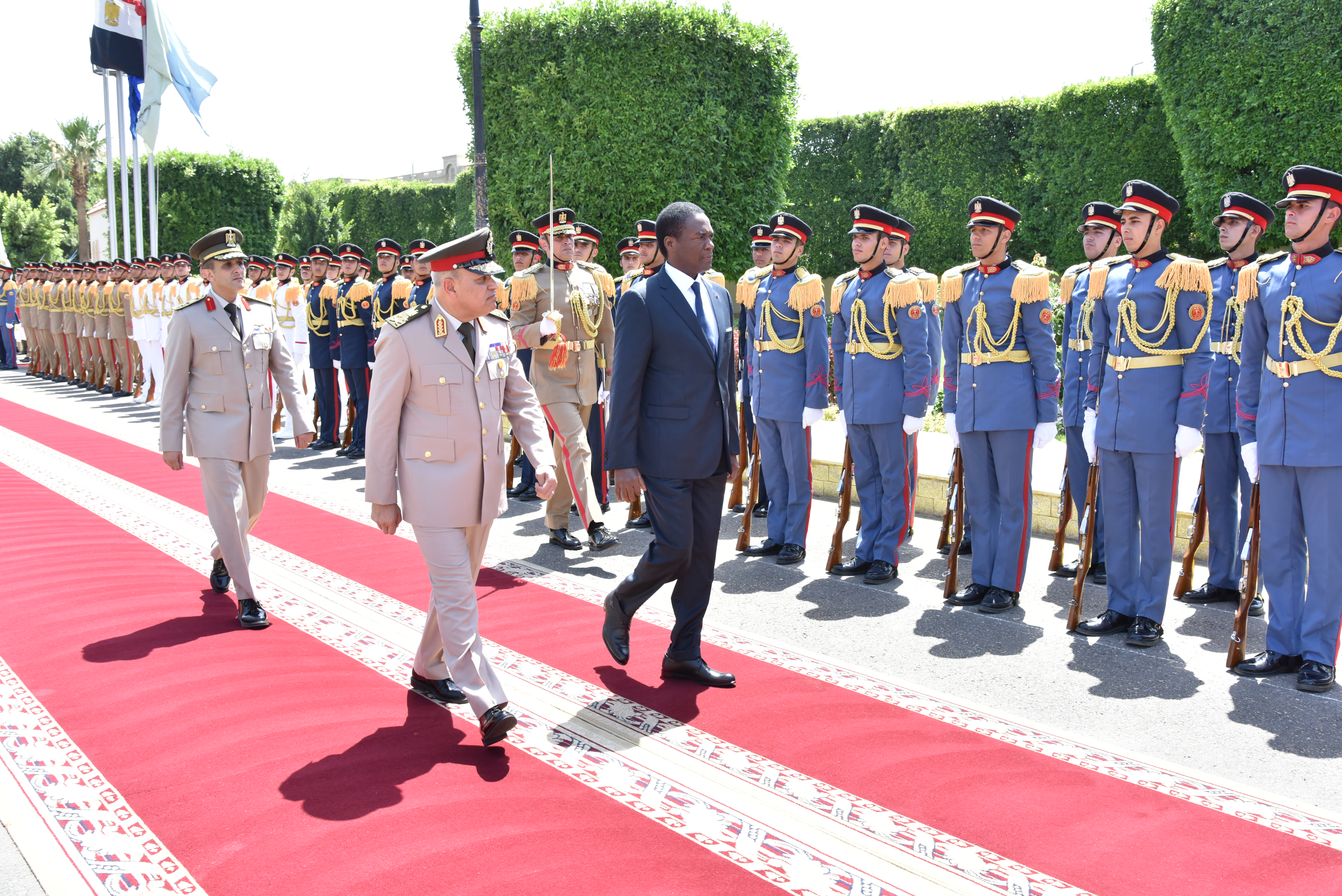 وزير الدفاع يستقبل نظيره الكاميرونى