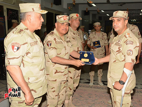  جانب من تكريم وزير الدفاع لمقاتلى القوت المسلحة