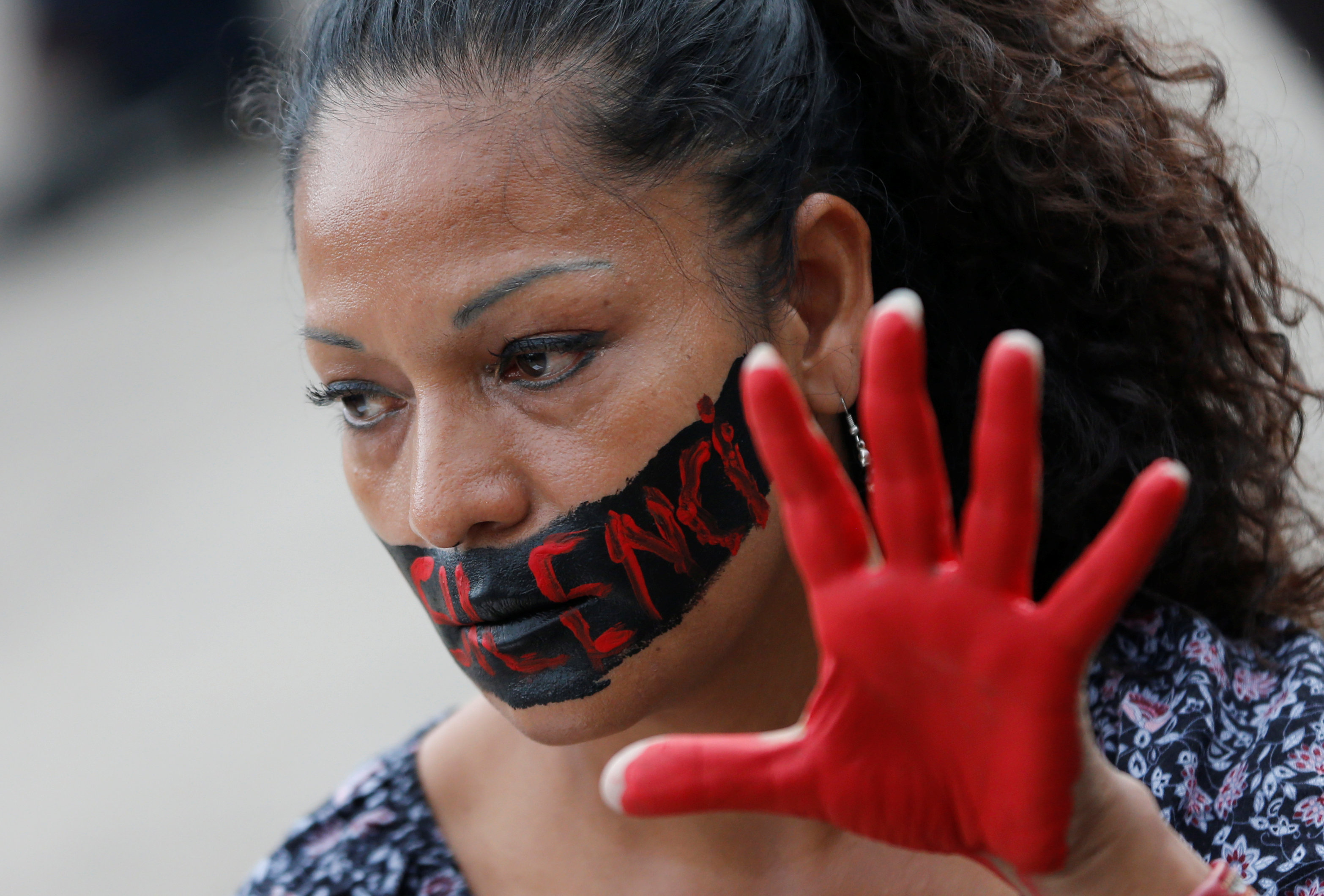 اللون الأحمر علي يد صحفية مشاركة في التظاهرات