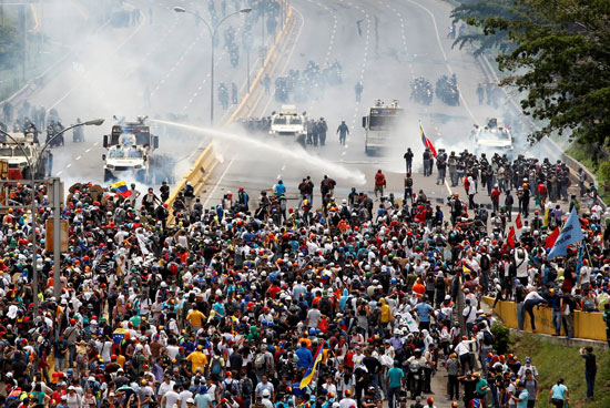 الشرطة تطارد آلاف المحتجين فى فنزويلا