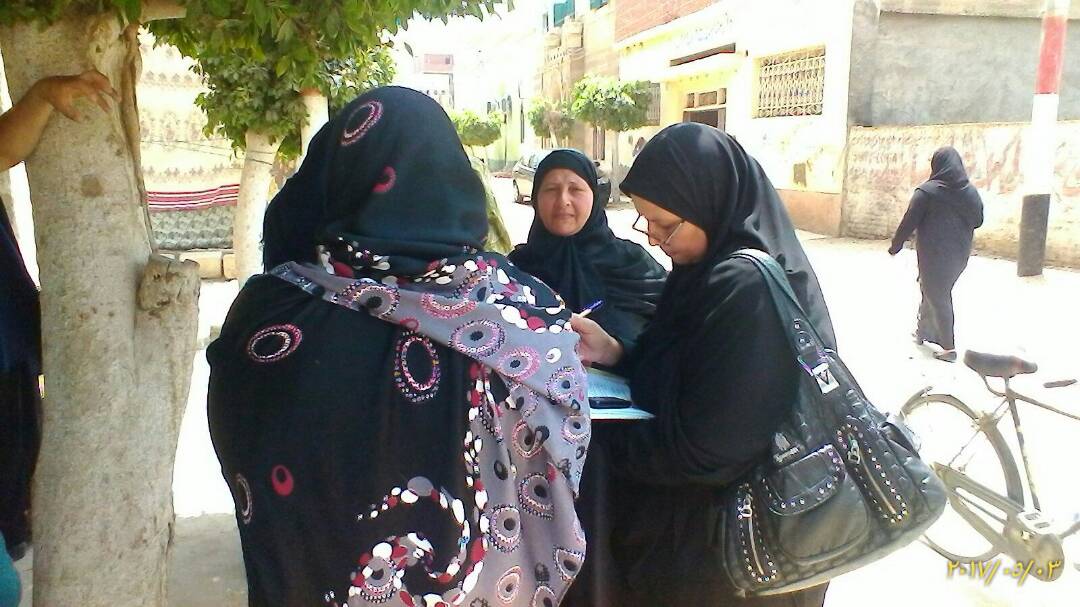نهي عبد المنعم عضو الحملة تتحدث مع السيدات بالقري