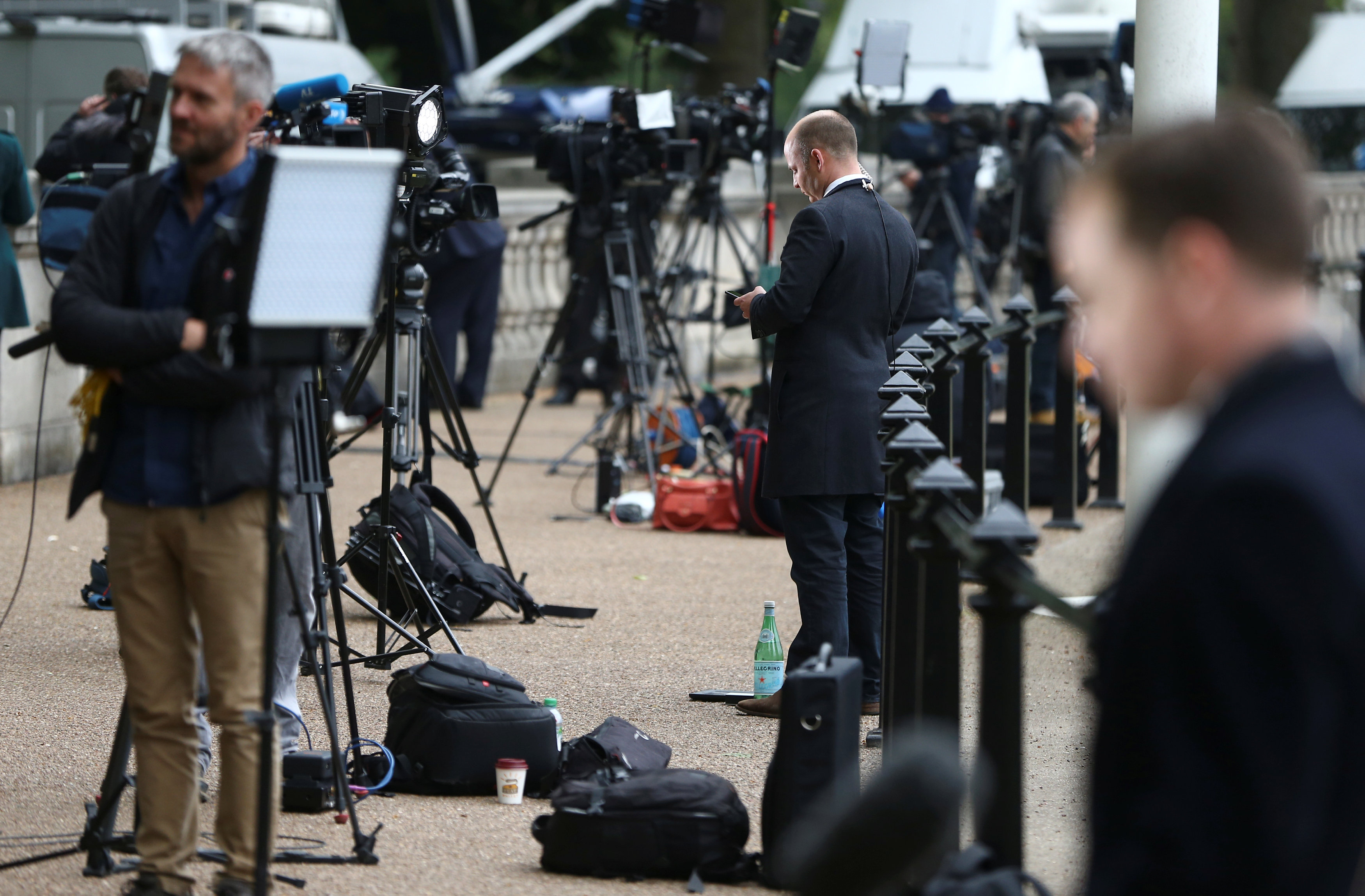 جانب من وصول وسائل الإعلام أمام القصر