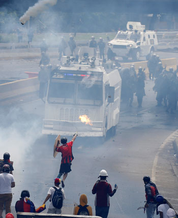 مواجهات بين الشرطة والمحتجين فى فنزويلا