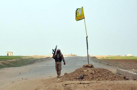 أحد عناصر قوات سوريا الديمقراطية على خط المواجهة مع تنظيم داعش بالرقة