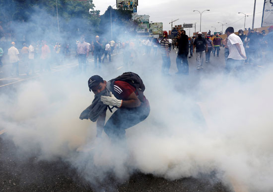 الغاز المسيل للدموع يطارد المحتجين