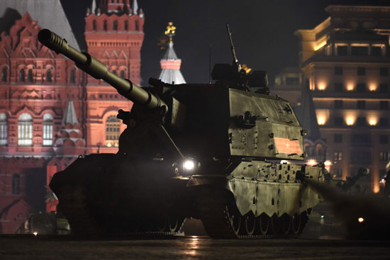 دبابة روسية تسير ضمن العرض العسكرى