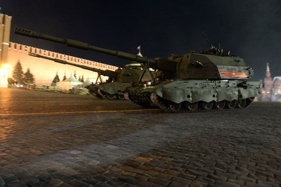 دبابتين روسيتان تسير وسط موسكو خلال بروفة العرض العسكرى