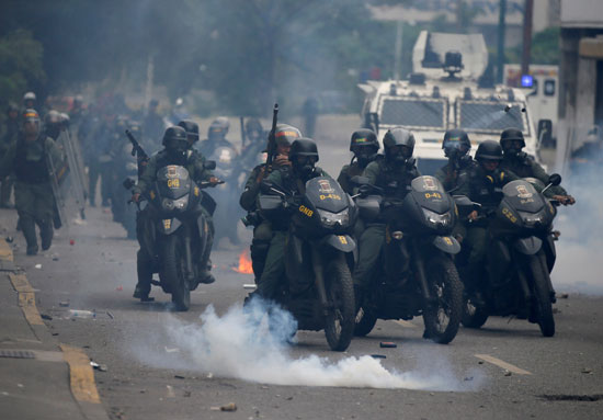 قوات الشرطة الفنزويلية تطارد المتظاهرين بالدراجات النارية