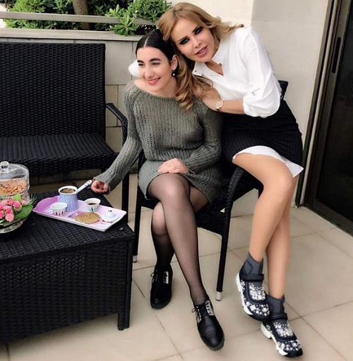 رولا سعد مع صديقتها