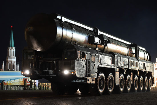 صاروخ عابر للقارات يشارك فى العرض العسكرى وسط موسكو
