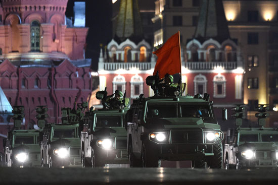 مدرعات تابعة للجيش الروسى تشارك فى العرض العسكرى