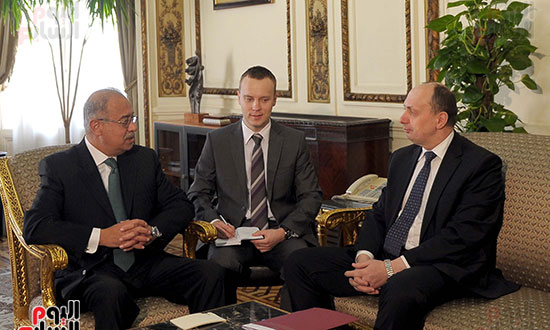 رئيس الوزراء يبحث مع وزير الصناعة البيلاروسى تصنيع معدات الصرف الصحى  (1)