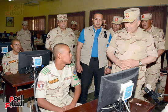 رئيس الأركان وقادة الجيش فى زيارة لمعهد ضباط الصف