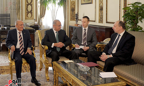 رئيس الوزراء يبحث مع وزير الصناعة البيلاروسى تصنيع معدات الصرف الصحى  (2)
