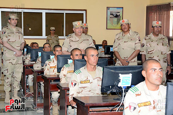 جانب من زيارة الفريق حجازى لمعهد ضباط الصف