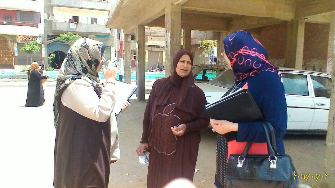  الدكتورة عايدة عطية، تتحدث مع السيدات بالشارع لتوعيتهم