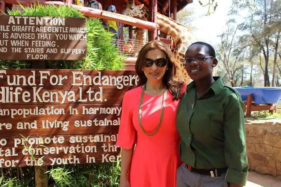 الإعلامية منى سويلم أثناء التسجيل فى بيت الزرافة فى كينيا