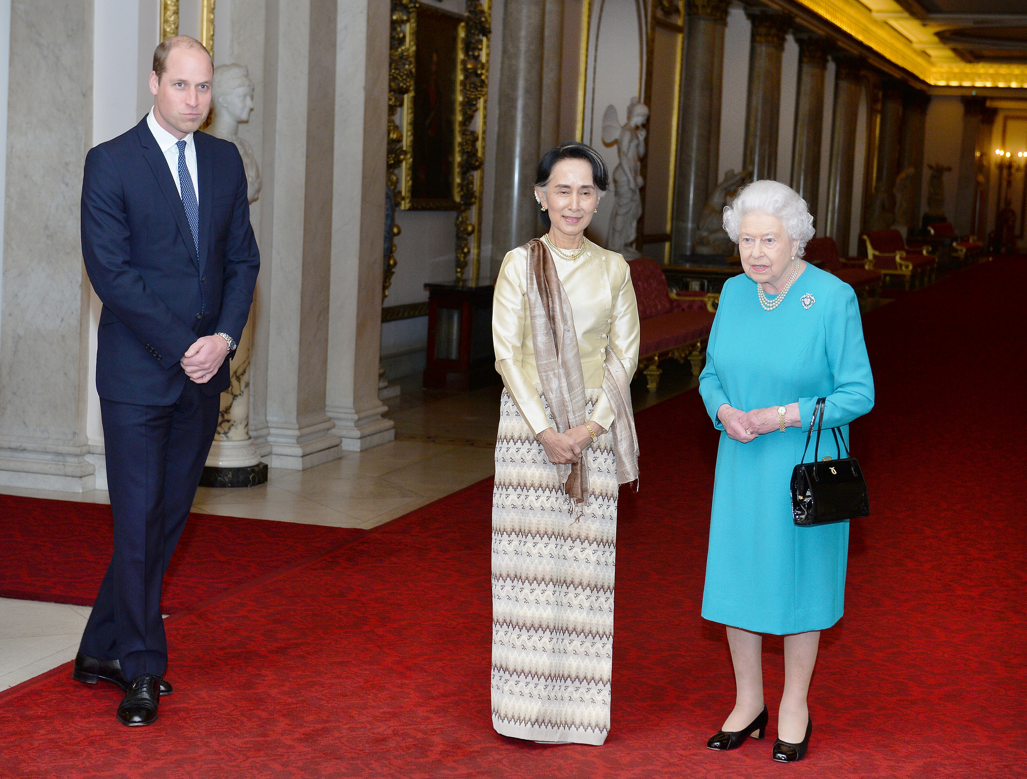 ملكة بريطانيا اليزابيث والأمير وليام زعيم ميانمار أونج سان سو كى