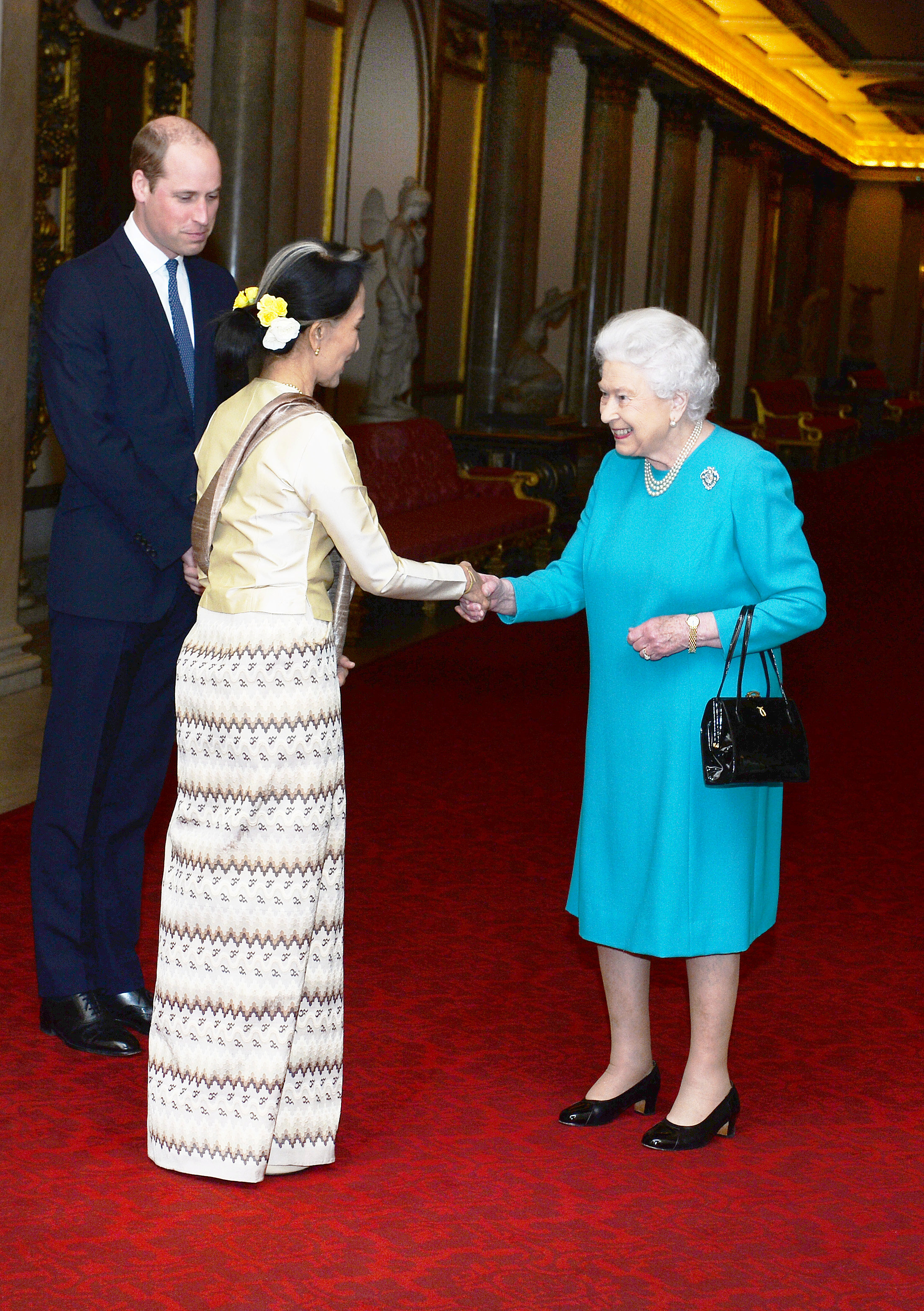 تحية الملكة اليزابيث البريطانية والأمير وليام الزعيم الحالى لبورما اونج سان سو كى