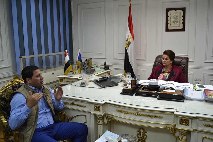 المحافظ مع محرر اليوم السابع