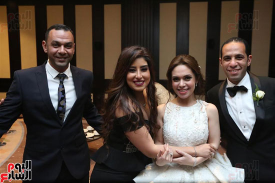  آيتن عامر وزوجها محمد عز العرب مع العروسان