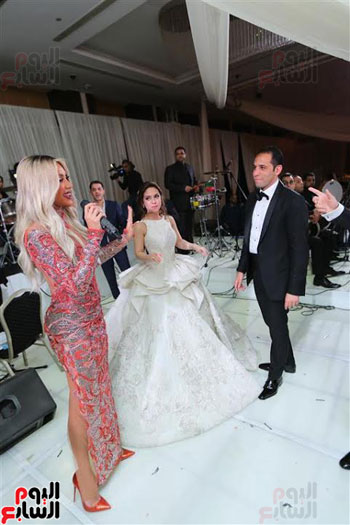     رقص مايا دياب والعروسان