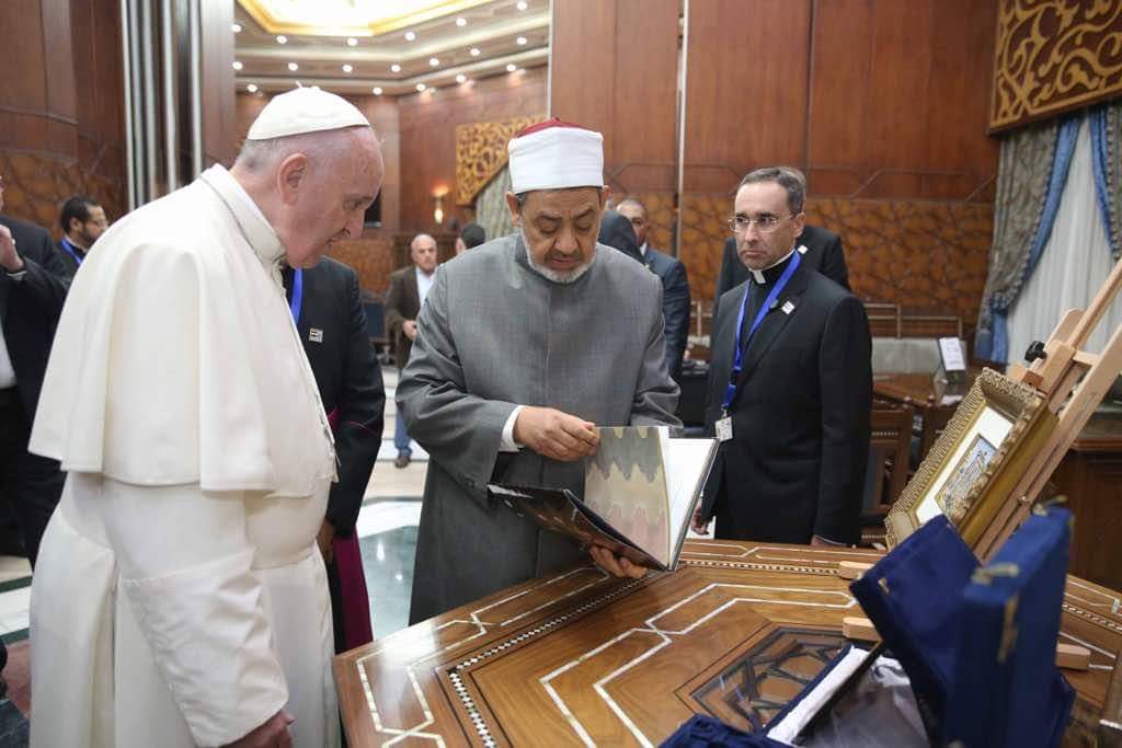 الهدايا المتبادلة بين بابا الفاتيكان وشيخ الازهر فى لقائهما التاريخى الهدايا المتبادلة بين بابا الفاتيكان وشيخ الازهر فى لقائهما التاريخى
