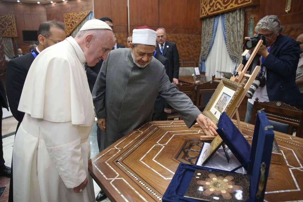 وشيخ الازهر بابا الفاتيكان فى لقائهما التاريخى وشيخ الازهر بابا الفاتيكان فى لقائهما التاريخى