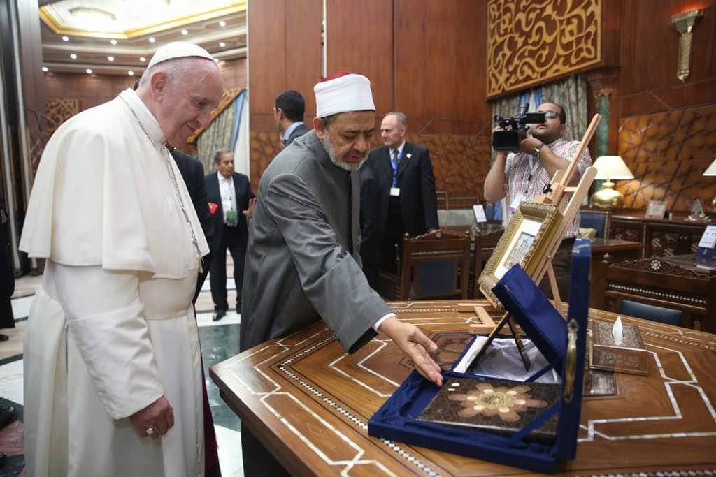 بابا الفاتيكان وشيخ الازهر فى لقائهما التاريخى بابا الفاتيكان وشيخ الازهر فى لقائهما التاريخى