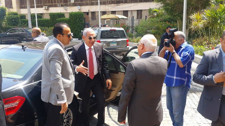 وصول وزير التجارة والصناعة ومحافظ بورسعيد يستقبله