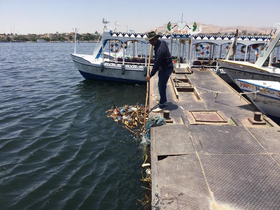 شباب الأقصر يواصلون حملات تنظيف نهر النيل 