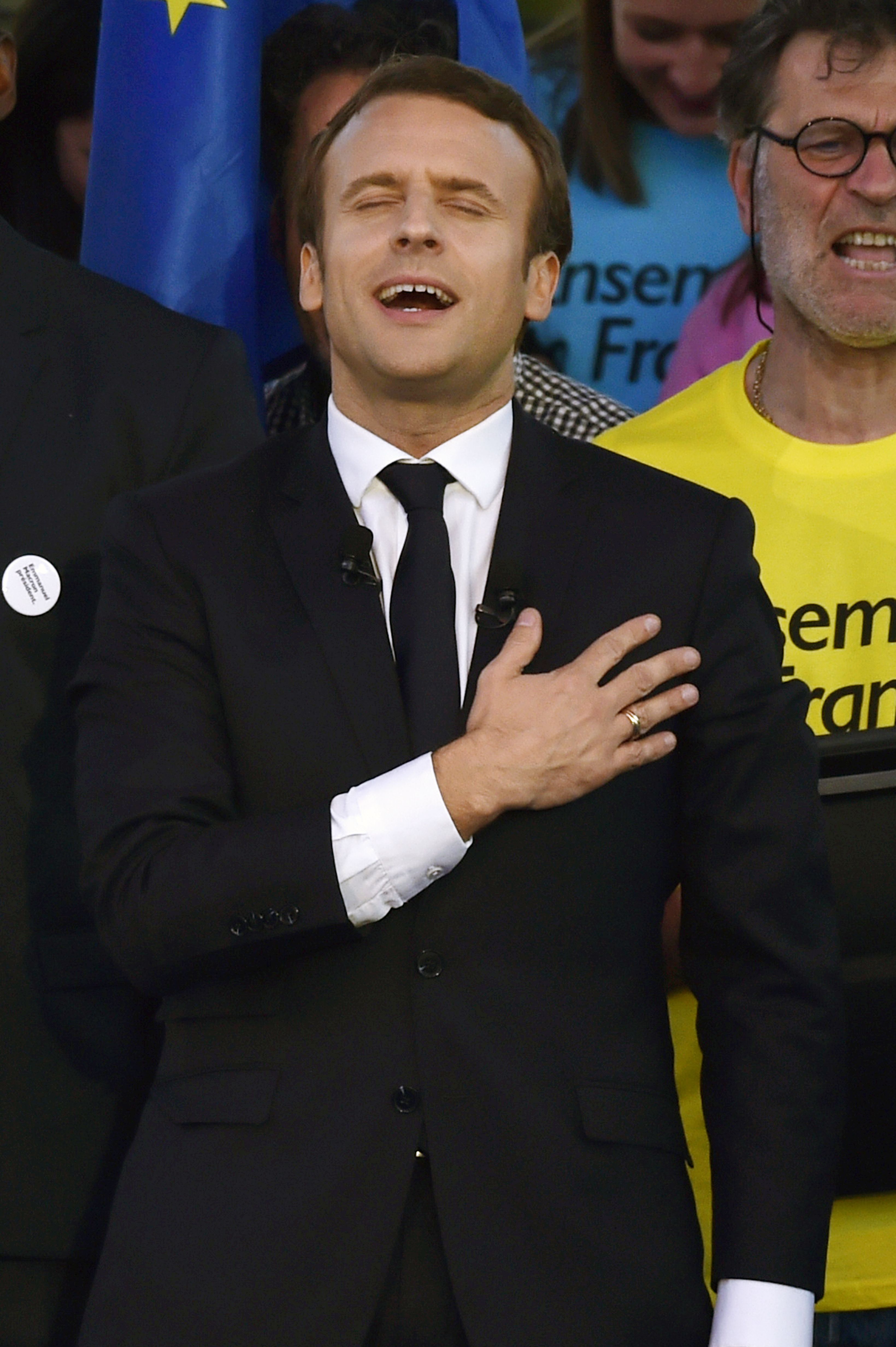 ماكرون لحظة سماعه نتيجة الجولة الاولى