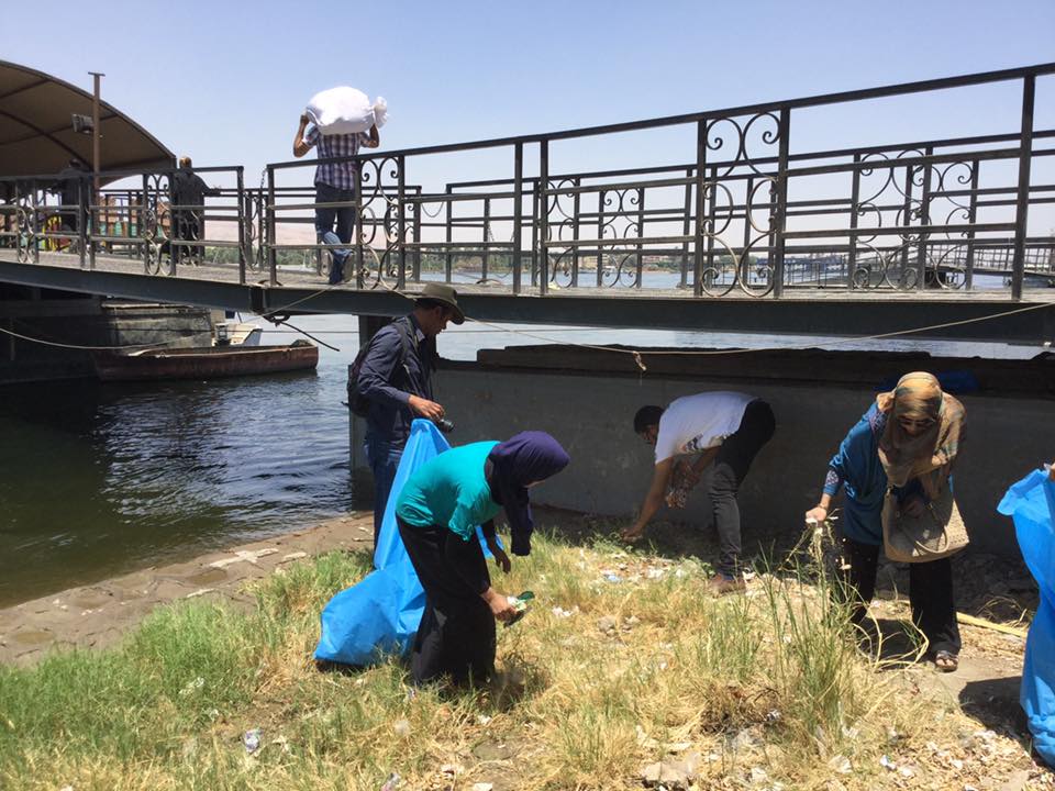  شباب وفتيات الاقصر يشاركون في تنظيف النيل