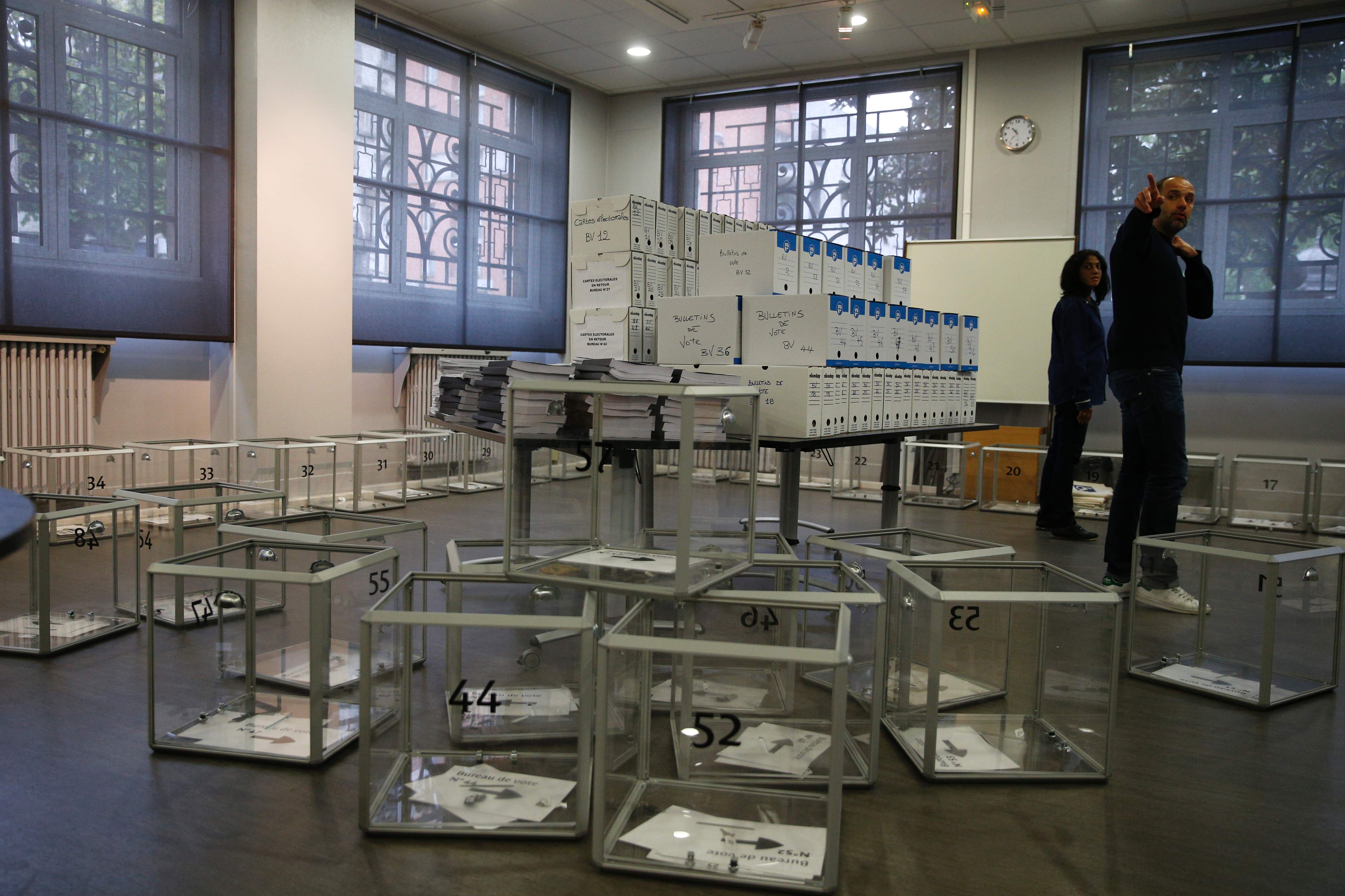 تجهيز صناديق الاقتراع داخل اللجان الانتخابية