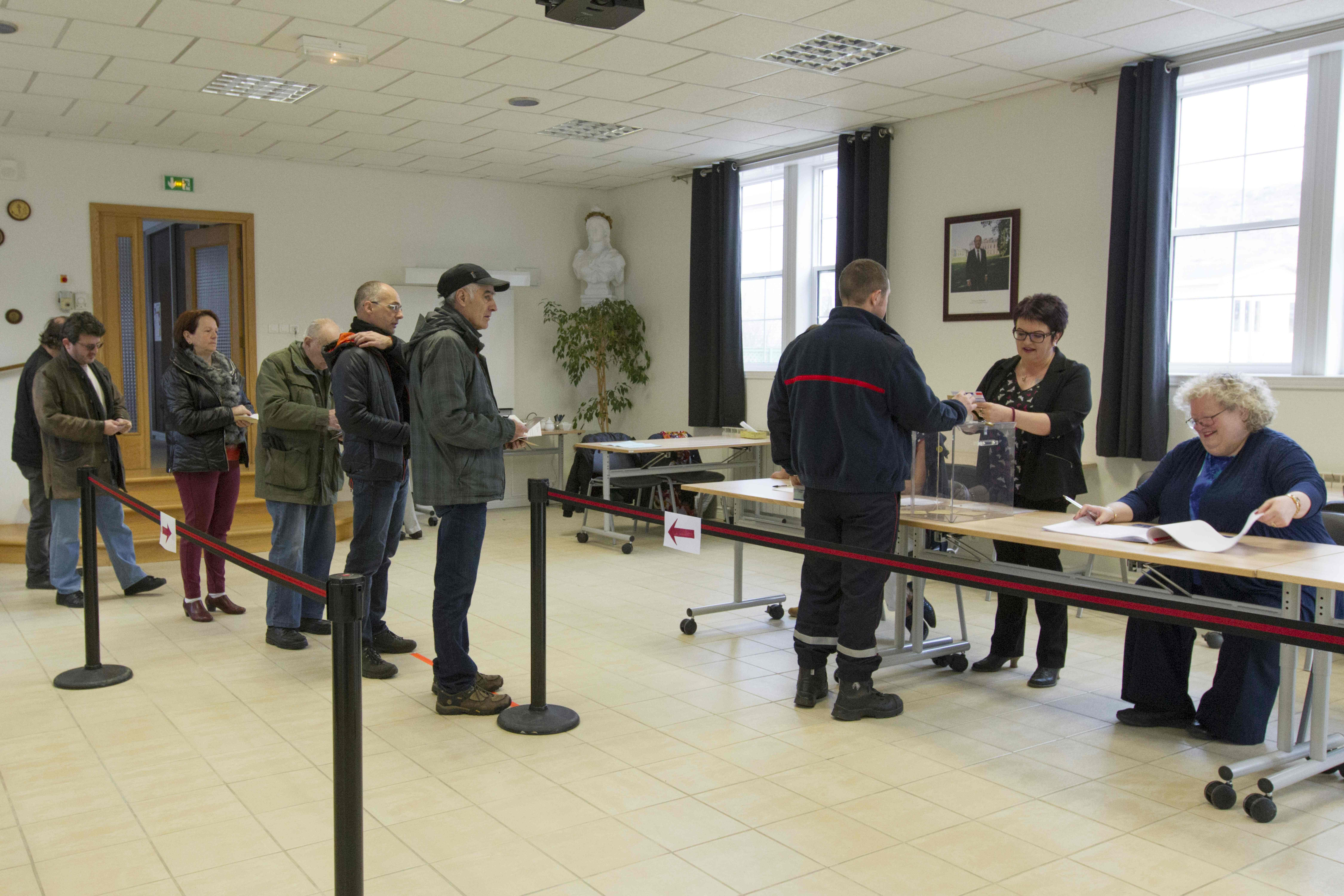 طابور الناخبين داخل مقر الاقتراع