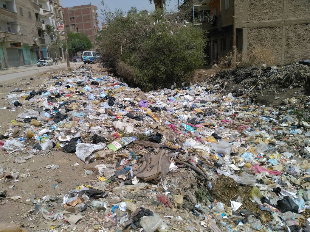 القمامة فى شارع الصرف بسوهاج