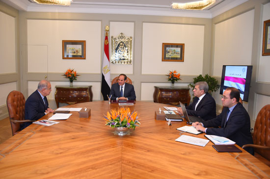 السيسي يستعرض مع رئيس الوزراء ووزير المالية مؤشرات تحسن الاقتصاد (2)