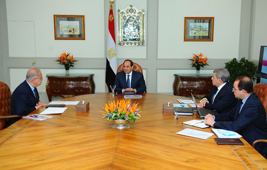 السيسي يستعرض مع رئيس الوزراء ووزير المالية مؤشرات تحسن الاقتصاد (1)