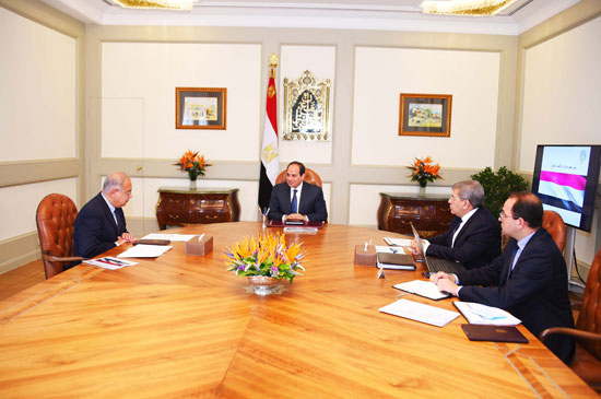 السيسي يستعرض مع رئيس الوزراء ووزير المالية مؤشرات تحسن الاقتصاد (3)