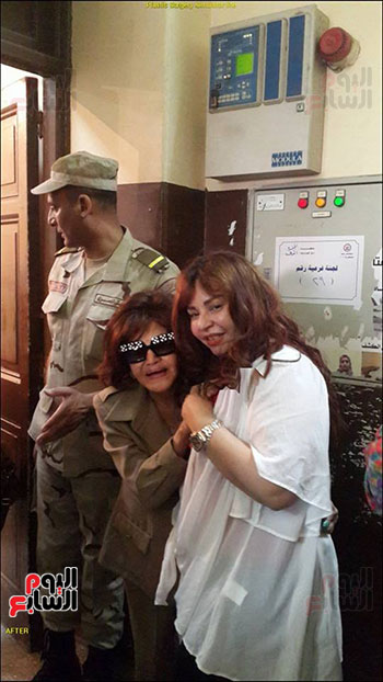 مع ابنتها الوحيدة غادة نافع تقوم بالمشاركة فى الانتخابات الرئاسية 