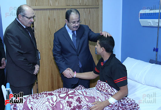 زيارة وزير الداخلية للمصابين من الشرطة أثناء تأدية واجبهم