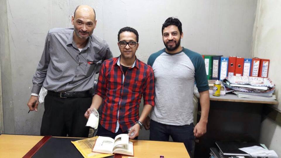 رجال الجمارك بحوزتهم المضبوطات