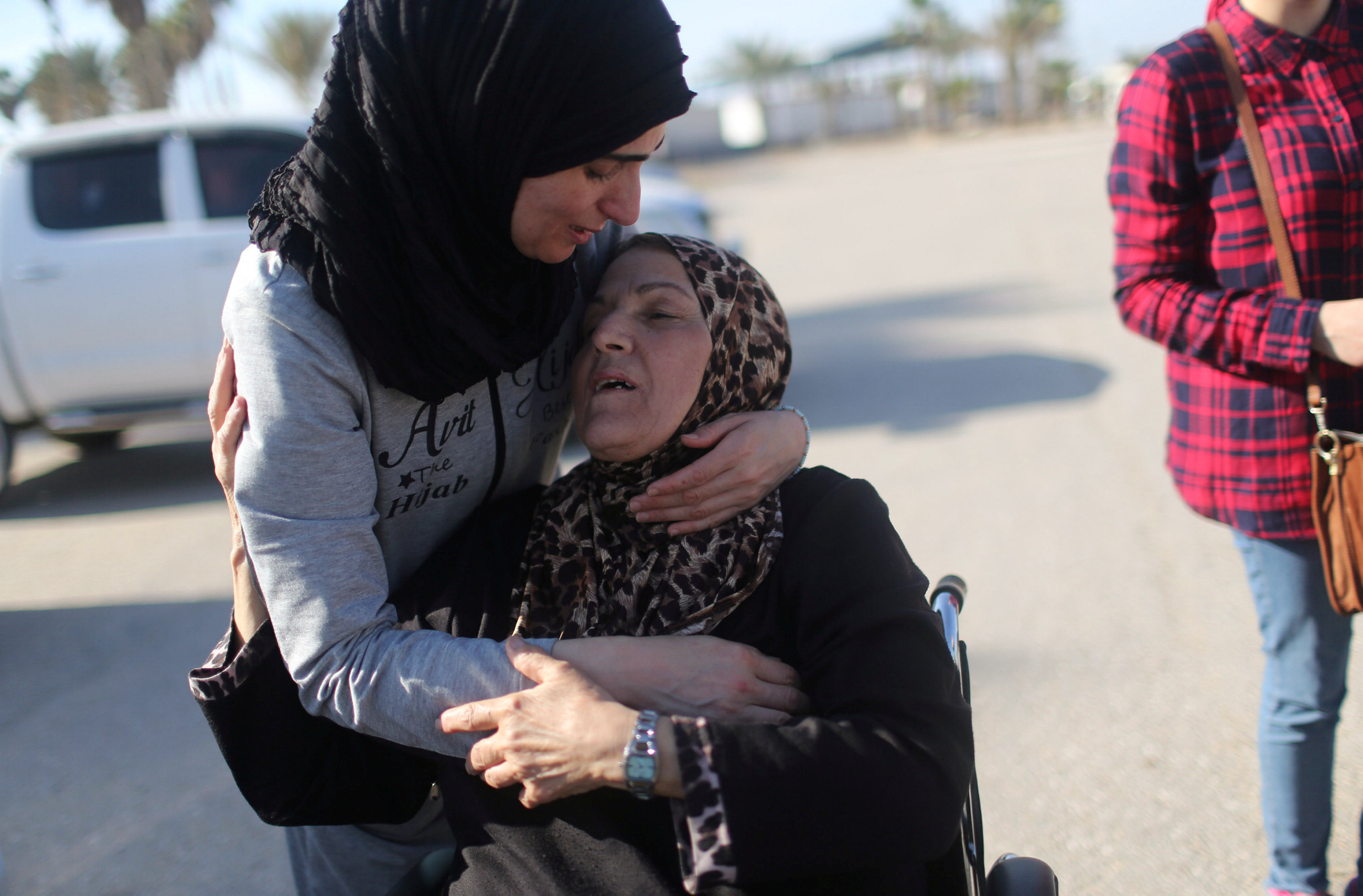 فلسطينية تعتنق ابنتها بعد وصولها لمعبر رفح