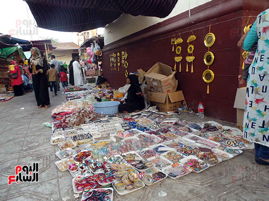 انتشار الحلوى والمشغولات اليدوية فى ساحة المسجد