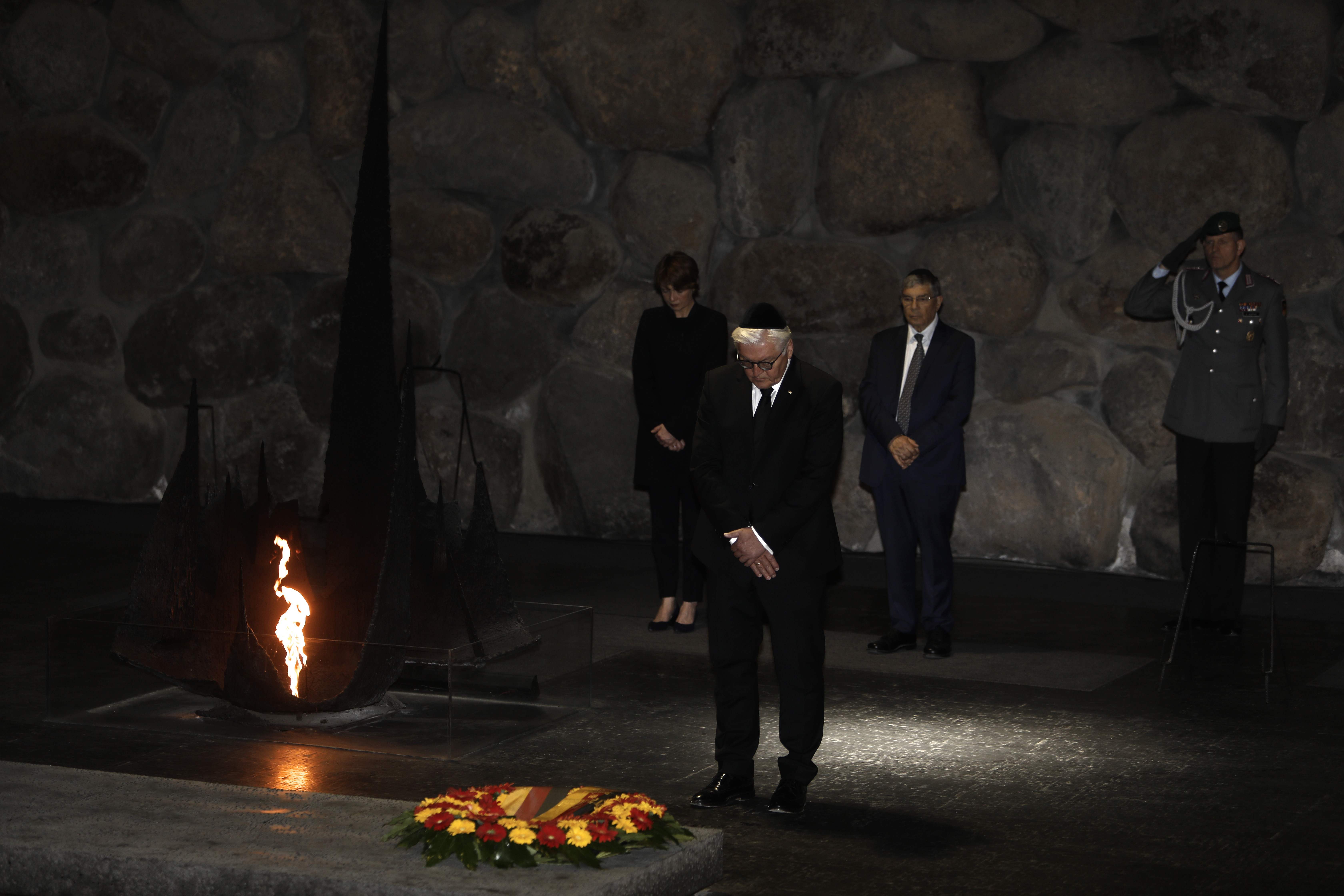 الرئيس الألمانى يقف متضرعا داخل متحف ياد فاشيم