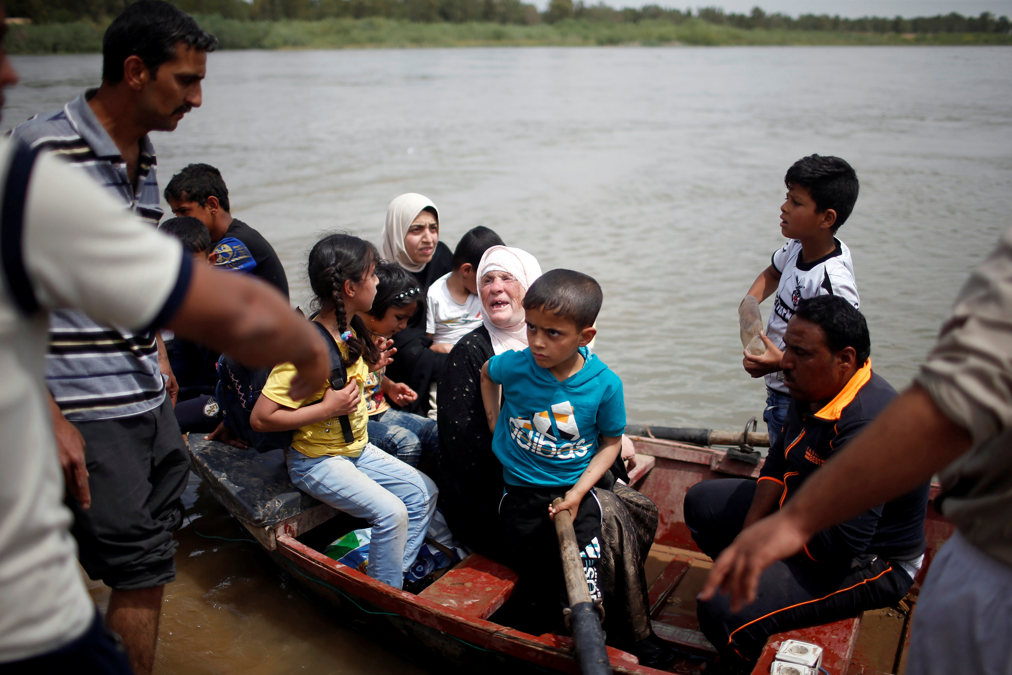 أسرة عراقية على متن قارب