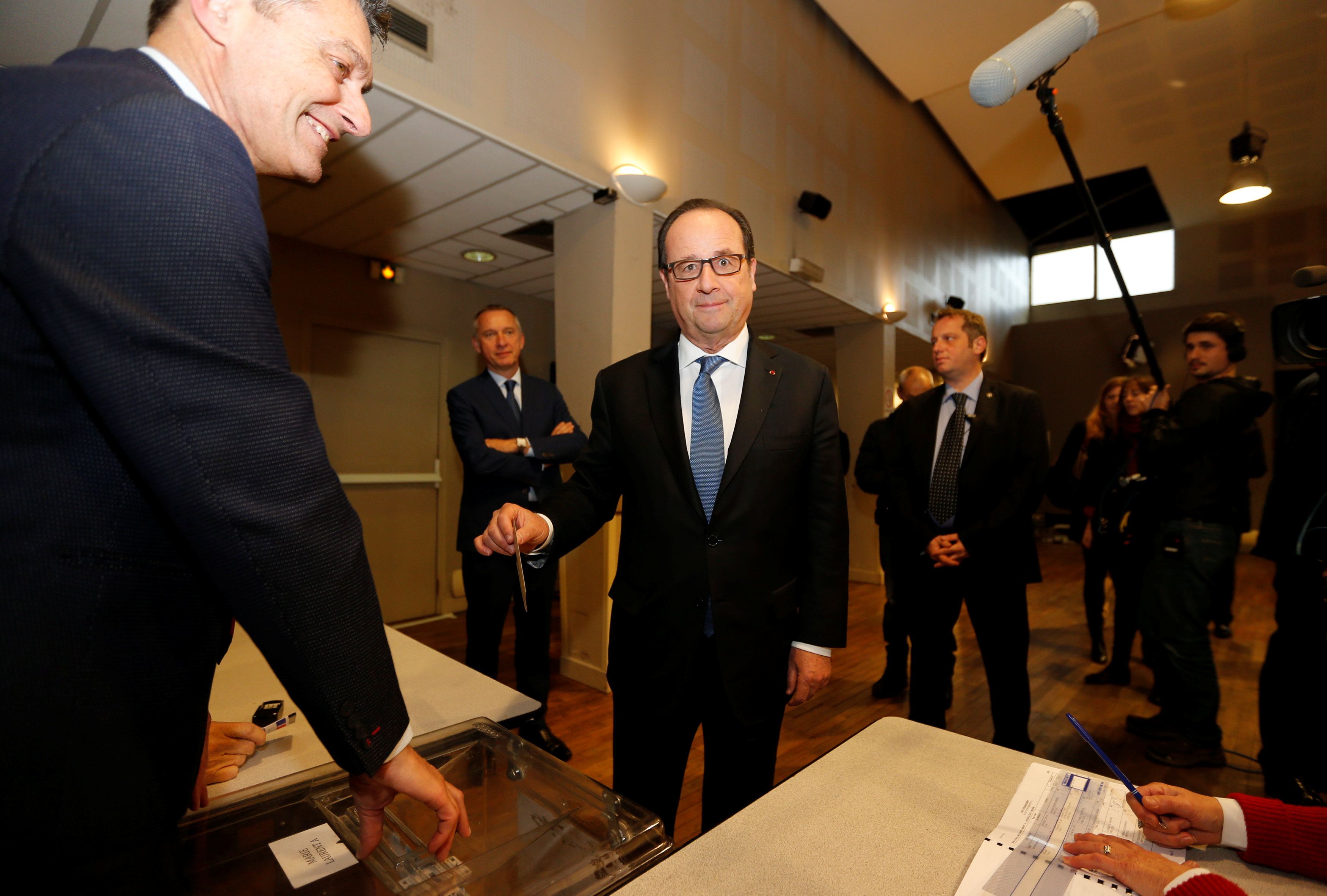 الرئيس الفرنسى يدلى بصوته فى الانتخابات الرئاسية